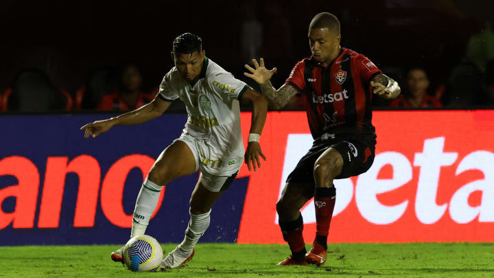 Rony soma 262 jogos pelo Palmeiras, sendo 198 como titular, 68 gols e 25 assistências