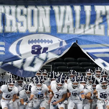 Smithson Valley takes the field in the 2024 Class 5A D1 championship against Highland Park.