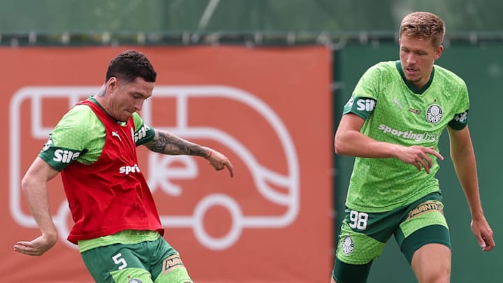 Anibal Moreno e Bruno Fuchs durante treino do Palmeiras na Academia de Futebol