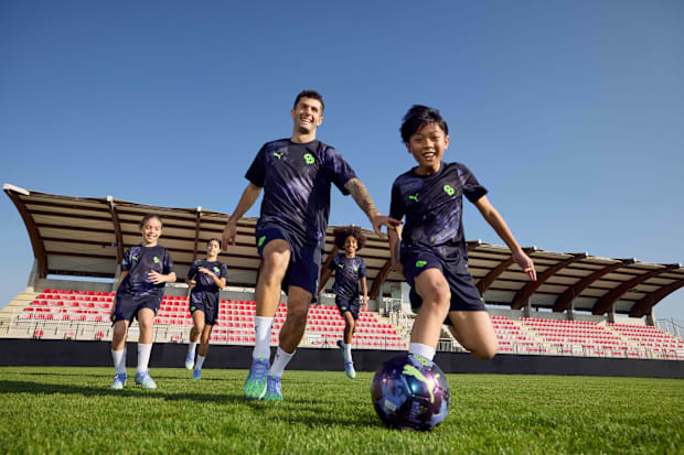 Christian Pulisic plays soccer with kids.