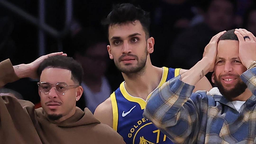 Mar 15, 2026; New York, New York, USA; Golden State Warriors guards Seth Curry (31) and Stephen Curry (30) react from the bench during the fourth quarter against the New York Knicks at Madison Square Garden. Mandatory Credit: Brad Penner-Imagn Images