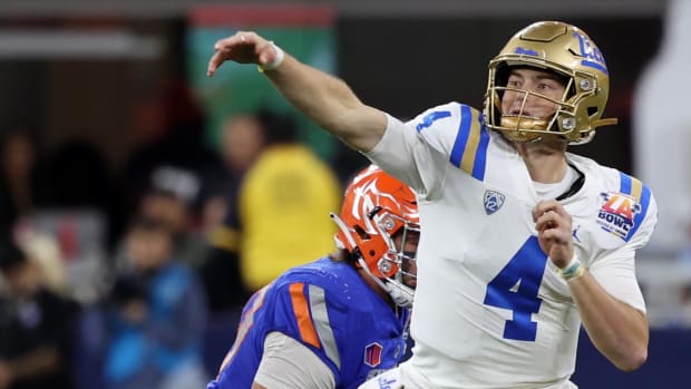 UCLA Bruins quarterback Ethan Garbers (4) throws a pass against the Boise State Broncos
