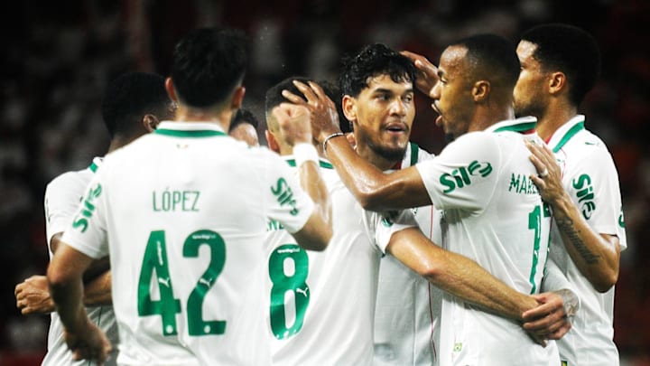 Palmeiras vence e assume liderança do Brasileirão 