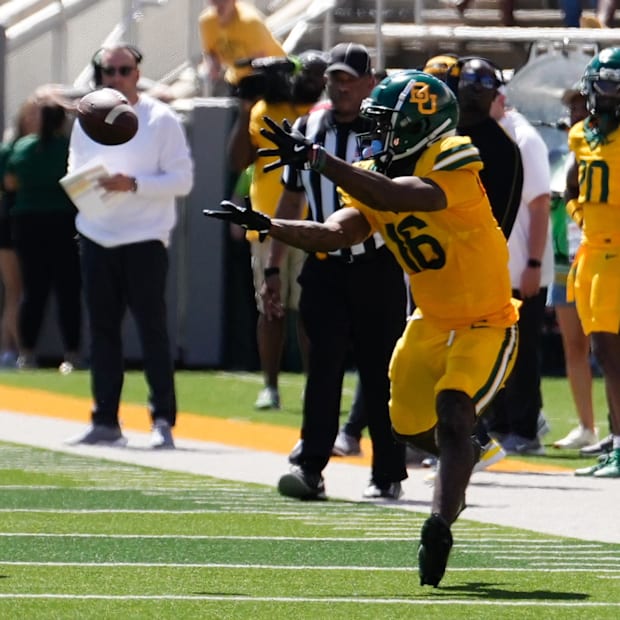 Hal Presley (16) makes a catch
