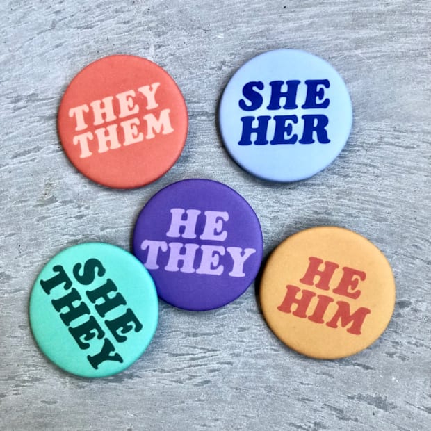 Gender pronoun button