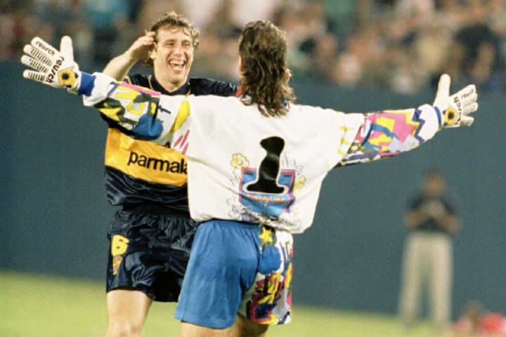 Boca Juniors (Argentina) goalie Carlos Navarro Mon