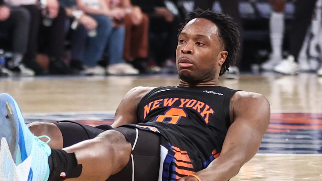 New York Knicks forward OG Anunoby was injured in Game 2 against the 76ers. 