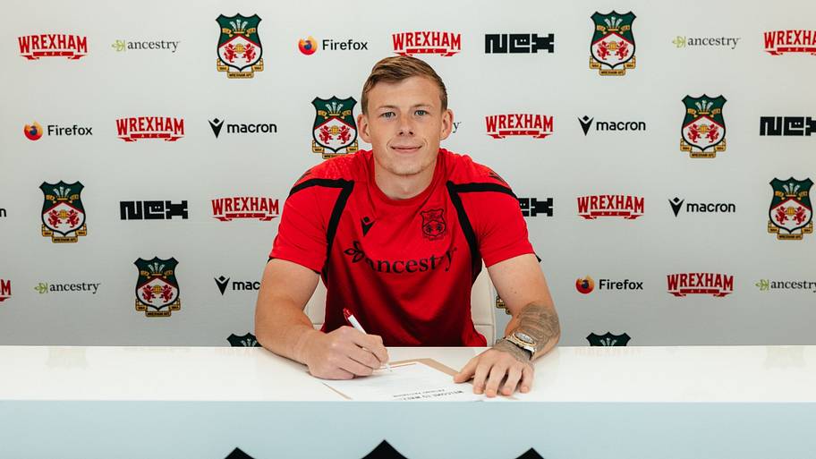 Wrexham have completed the signing of Sunderland goalkeeper Anthony Patterson.
