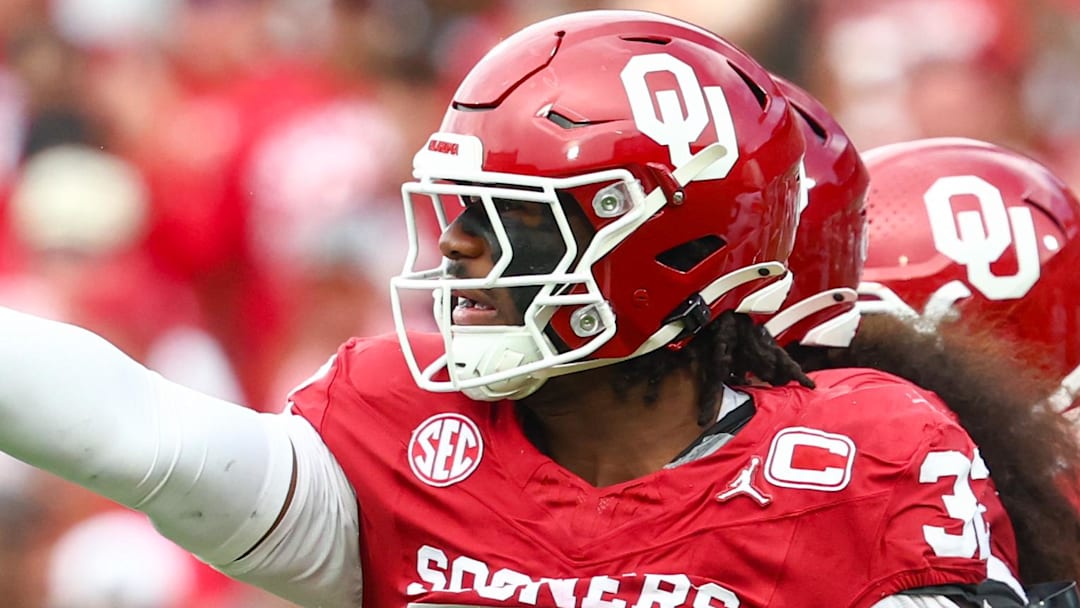 Oklahoma Sooners defensive lineman R Mason Thomas (32).