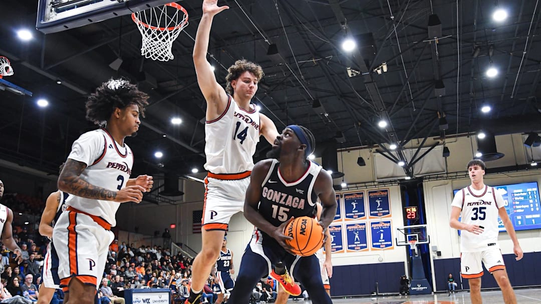Gonzaga Bulldogs forward Graham Ike (15).