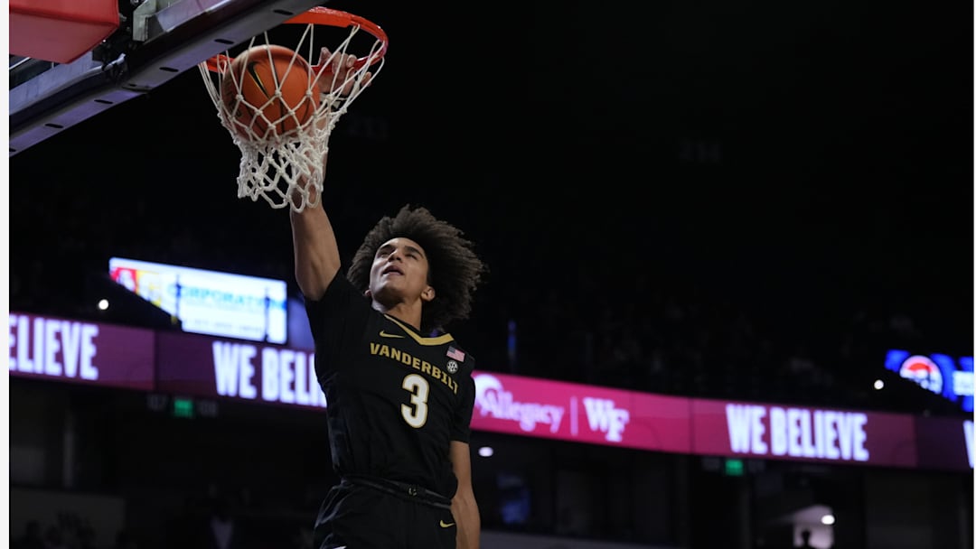 Tyler Tanner dunks in Vanderbilt 98-67 win.