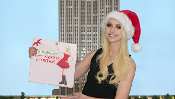 Taylor Momsen Visits the Empire State Building