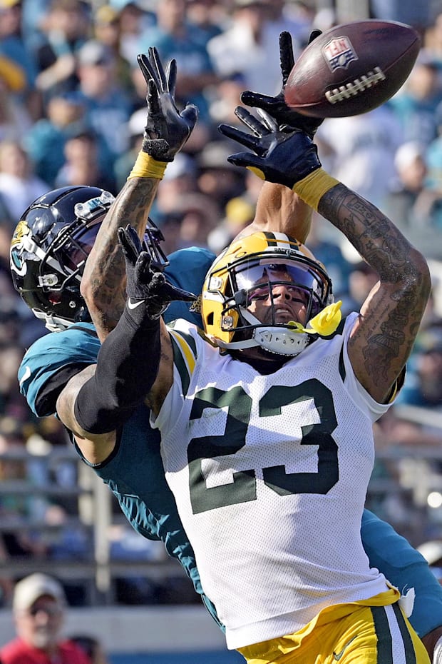 Hậu vệ của Green Bay Packers Jaire Alexander cản phá đường chuyền dành cho cầu thủ nhận bóng của Jacksonville Jaguars Parker Washington