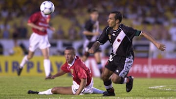 Edmundo deu trabalho para os jogadores dos Red Devils no Maracanã