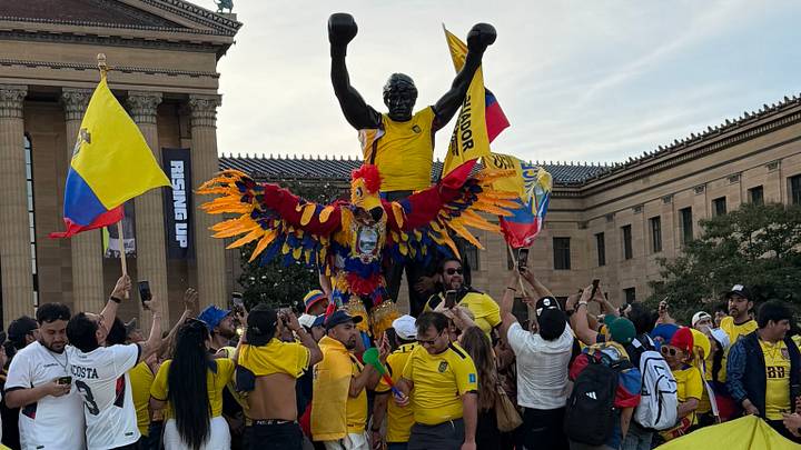 Aficionados de Ecuador le pusieron una camiseta a la estatura... y su equipo está a punto de ser eliminado. Aficionados de Ecuador le pusieron una camiseta a la estatura... y su equipo está a punto de ser eliminado.