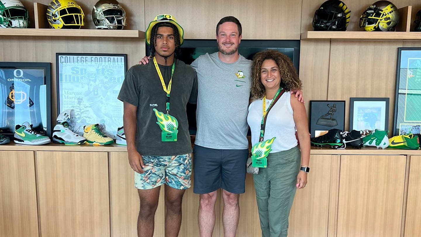 Gatorade Illinois Football Player Of The Year Award To Jonas Williams