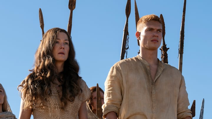 Rosamund Pike (Moiraine Damodred), Josha Stradowski (Rand al’Thor) in The Wheel of Time season 3.
