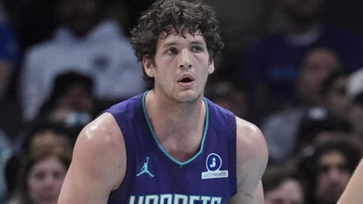 Feb 11, 2026; Charlotte, North Carolina, USA; Atlanta Hawks center Jock Landale (31) on defense against Charlotte Hornets center PJ Hall (16) during first quarter at Spectrum Center. Mandatory Credit: Jim Dedmon-Imagn Images