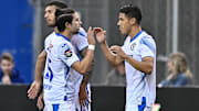 Nacho Rivero y Uriel Antuna se felicitan tras la anotación.