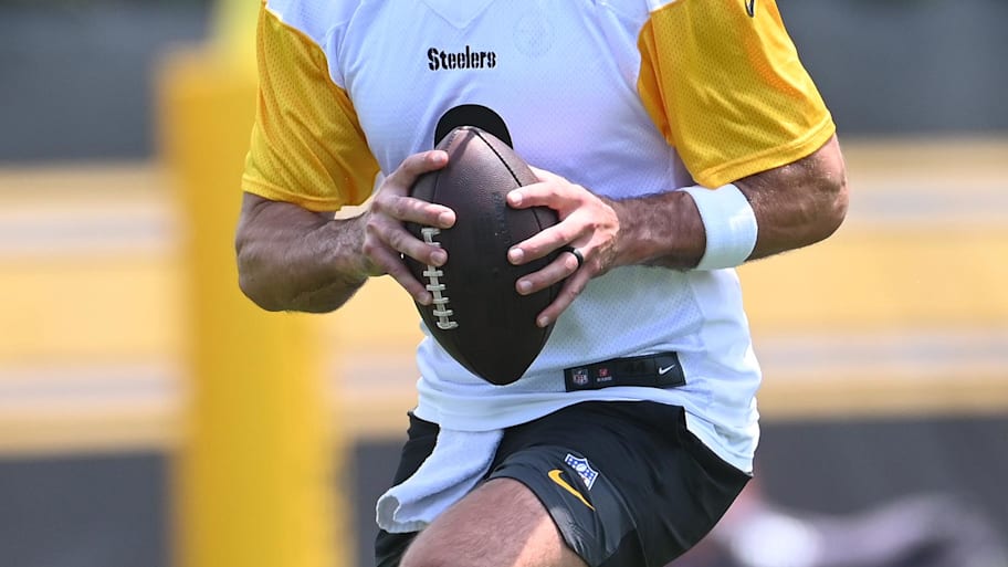 Pittsburgh Steelers quarterback Aaron Rodgers