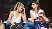 Shakira y su ex suegra Montserrat Bernabéu en uno de los partidos que disputó Gerard Piqué