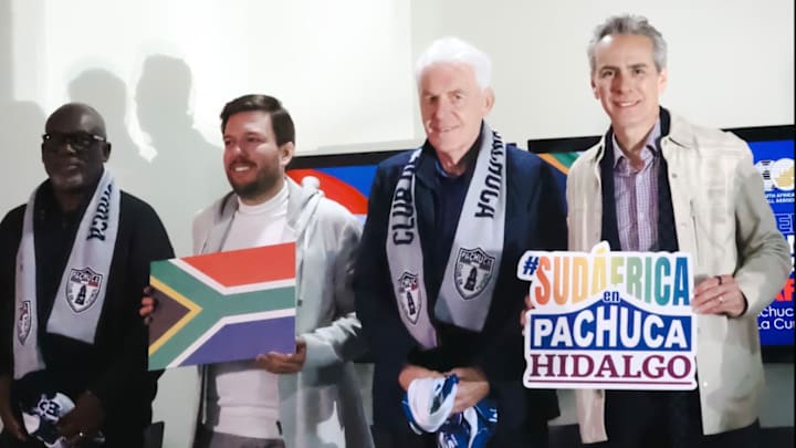 La Selección de Sudáfrica confirmó que se quedará en Pachuca como parte de su preparación para la Copa Mundial de la FIFA 2026, donde abrirá el torneo el 11 de junio frente al Tricolor. La Selección de Sudáfrica confirmó que se quedará en Pachuca como parte de su preparación para la Copa Mundial de la FIFA 2026, donde abrirá el torneo el 11 de junio frente al Tricolor.