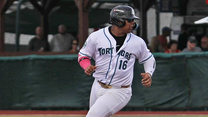 Daytona Tortuga’s Alfredo Duno (16) steals second base