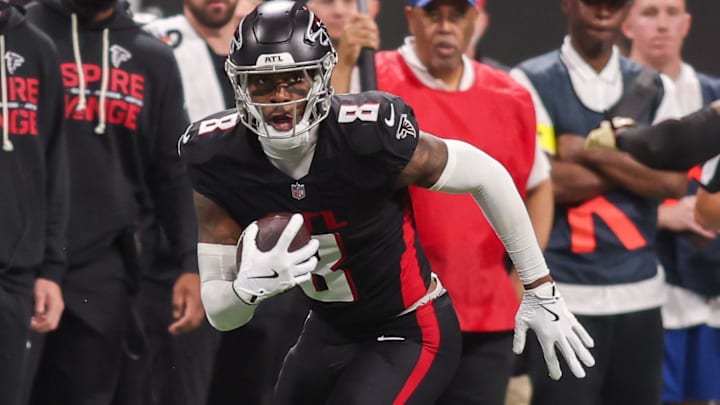 Jan 4, 2026; Atlanta, Georgia, USA; Atlanta Falcons tight end Kyle Pitts Sr. (8) runs after a catch against the New Orleans Saints in the fourth quarter at Mercedes-Benz Stadium.