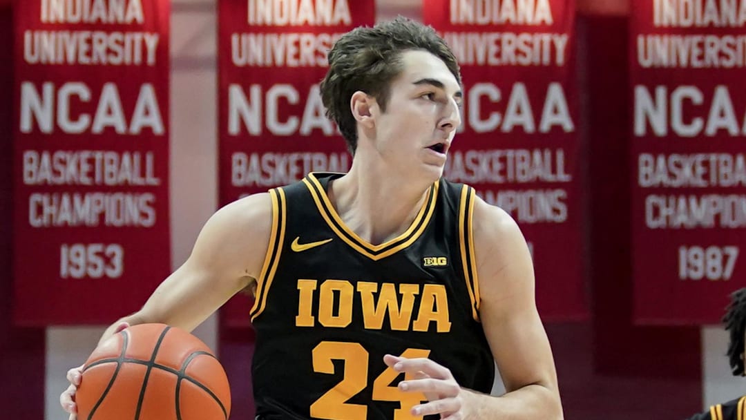 Jan 17, 2026; Bloomington, Indiana, USA; Iowa Hawkeyes guard Tate Sage (24) goes to the basket against Indiana Hoosiers guard Tayton Conerway (6) during the first half at Simon Skjodt Assembly Hall. Mandatory Credit: Robert Goddin-Imagn Images