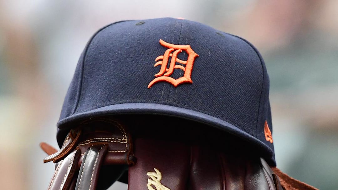 Detroit Tigers hat and glove