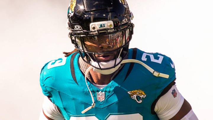 Jacksonville Jaguars safety Eric Murray (29) enters the stadium before an NFL football game at EverBank Stadium, Sunday, Dec. 14, 2025, in Jacksonville, Fla.