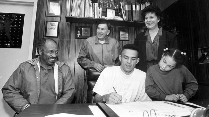 Jason Kidd, surrounded by his parents, sister and coach Frank LaPorte, signs with Cal