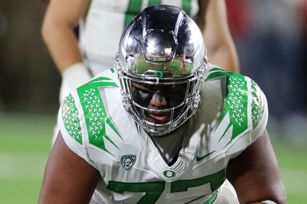 Oregon Ducks offensive center Iapani Laloulu (72) prepares to snap the ball against the Texas Tech Red Raiders.