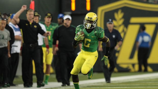 Oregon Ducks DeAnthony Thomas (6) runs the ball for a touchdown in the first half