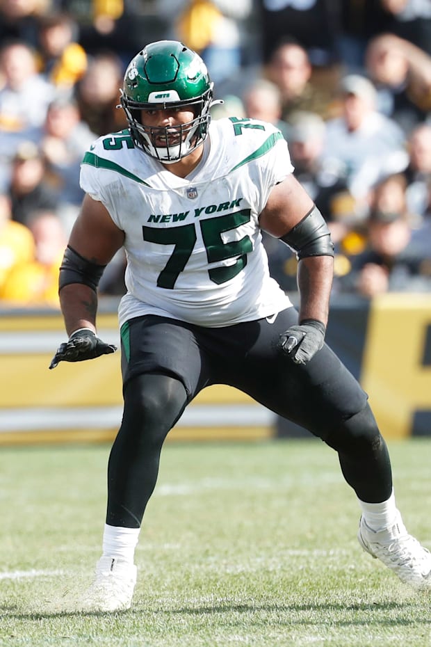 New York Jets guard Alijah Vera-Tucker blocks at the line of scrimmage against the Pittsburgh Steelers