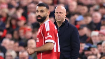 Arne Slot regardant Mohamed Salah lors du match Liverpool - Brighton