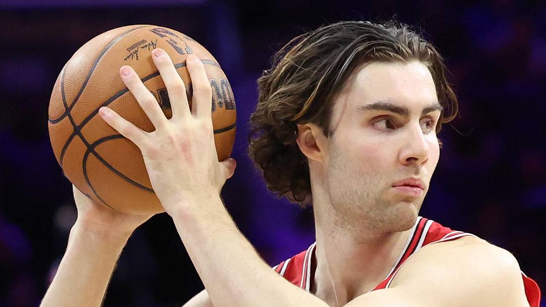 Mar 25, 2026; Philadelphia, Pennsylvania, USA; Chicago Bulls guard Josh Giddey (3) controls the ball in front of Philadelphia 76ers guard Vj Edgecombe (77) during the third quarter at Xfinity Mobile Arena. Mandatory Credit: Bill Streicher-Imagn Images Mar 25, 2026; Philadelphia, Pennsylvania, USA; Chicago Bulls guard Josh Giddey (3) controls the ball in front of Philadelphia 76ers guard Vj Edgecombe (77) during the third quarter at Xfinity Mobile Arena. Mandatory Credit: Bill Streicher-Imagn Images