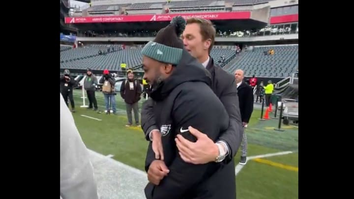 Tom Brady embraces Brandon Graham ahead of Steelers vs. Eagles.