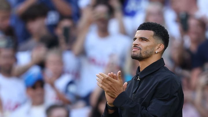 Solanke applauding the fans during the final friendly against Bayern Munich 