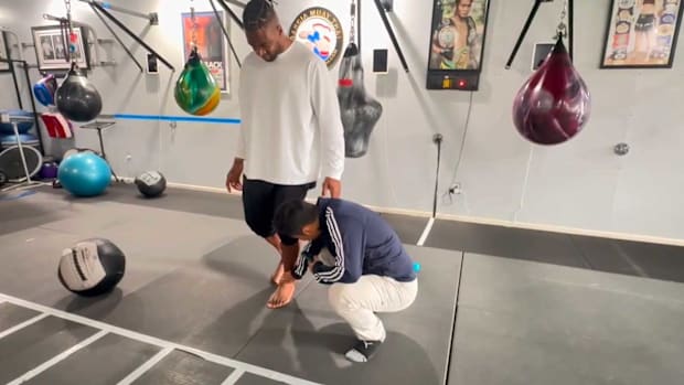 Working on the gym on athlete's feet