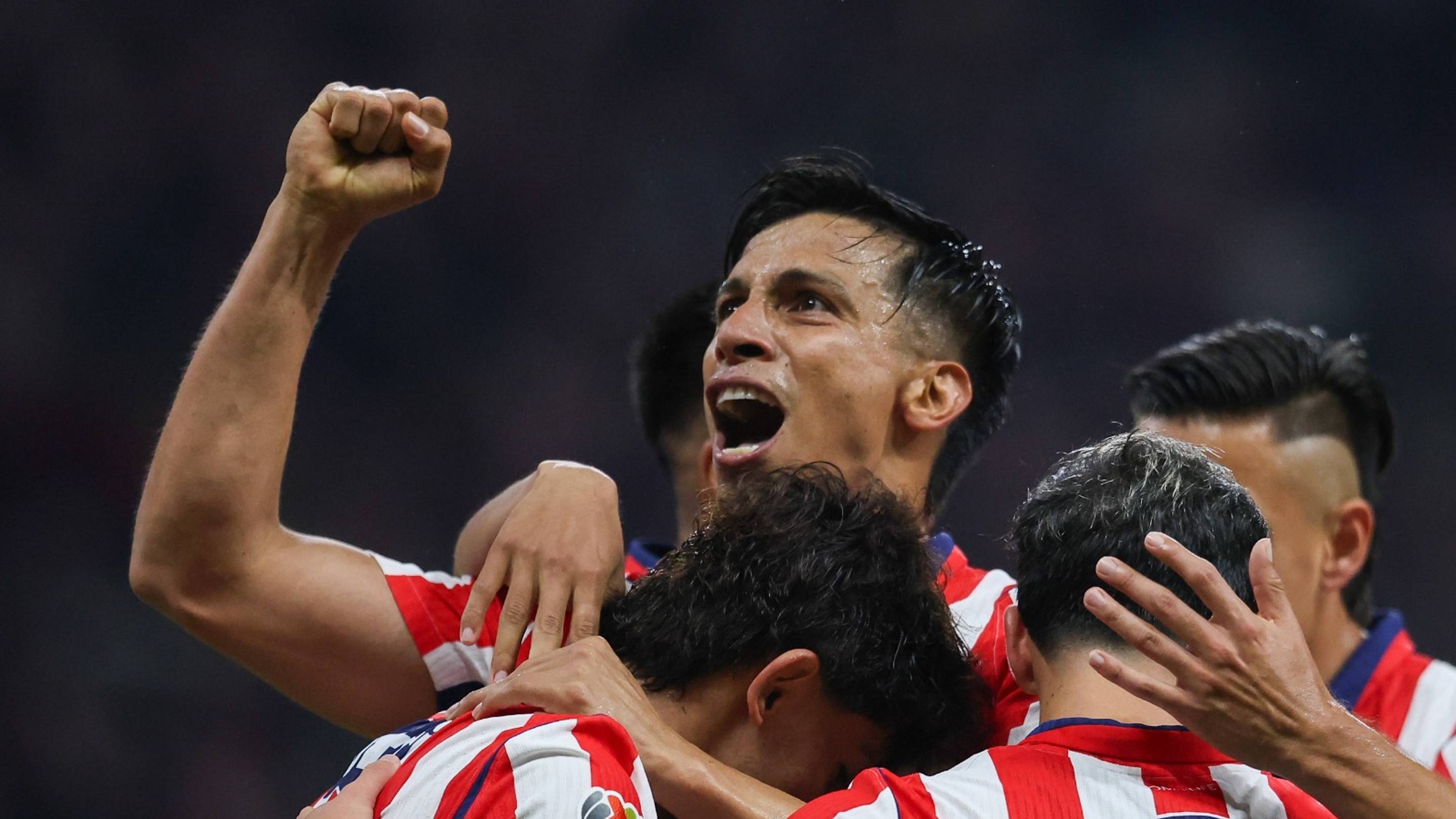 Las Chivas derrotan 3-0 a Pumas y lideran el Apertura 2026 de la Liga MX
