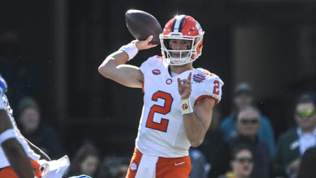 Grok ranks college football's 10 best teams in 2025