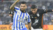 Jesús 'Tecatito' Corona de Rayados y Bryan González de Pachuca durante el Clausura 2024.