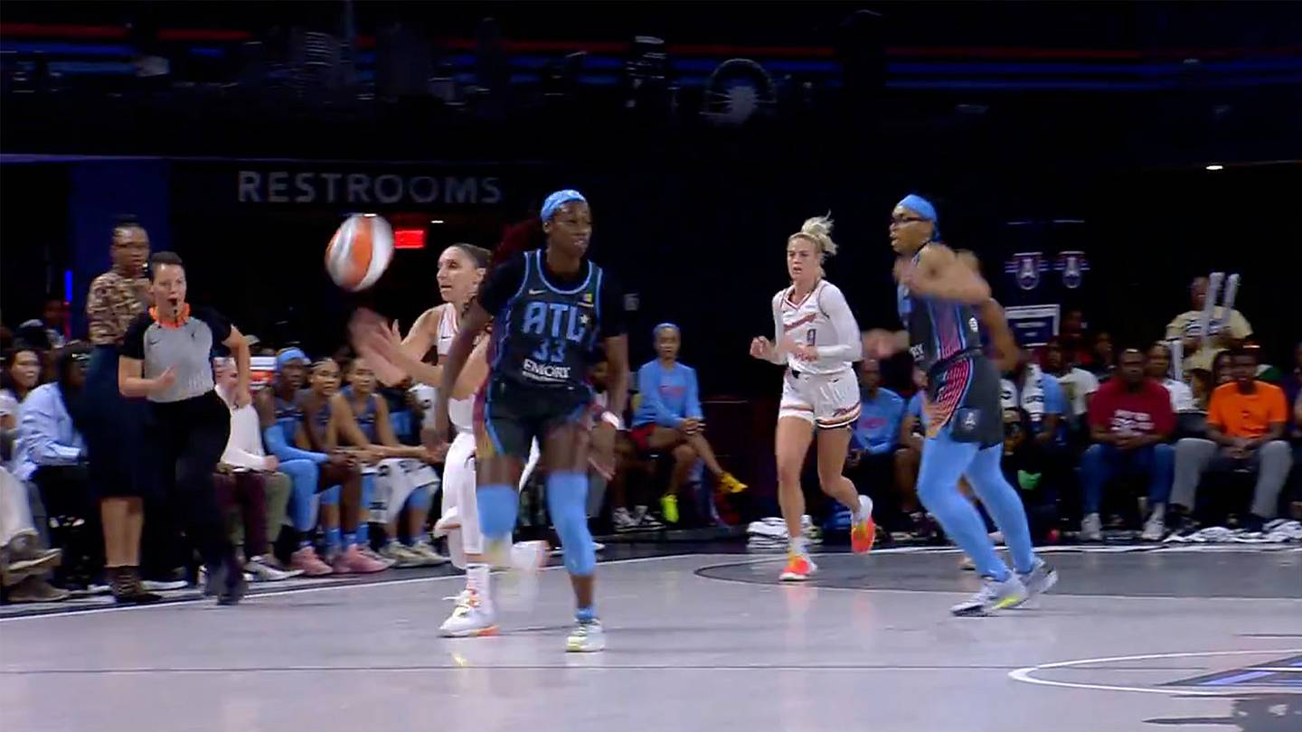 A Spinning Diana Taurasi Dropped Breathtaking No-Look Dime to Mercury ...