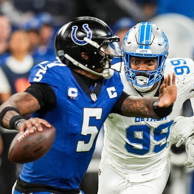 Za'Darius Smith (99) pressures