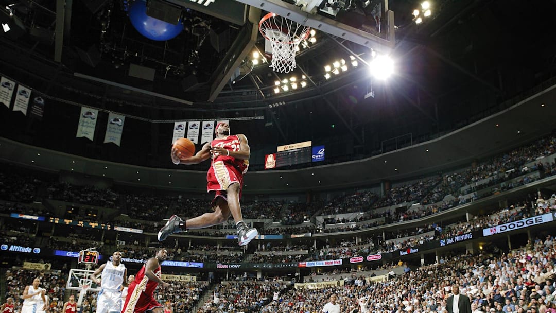 LeBron James vuela para clavar el balón en la canasta, en el juego de los Cleveland Cavaliers ante los Denver Nuggets.