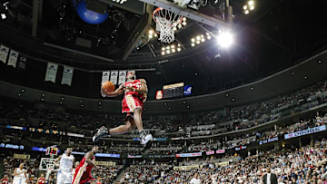 LeBron James vuela para clavar el balón en la canasta, en el juego de los Cleveland Cavaliers ante los Denver Nuggets.