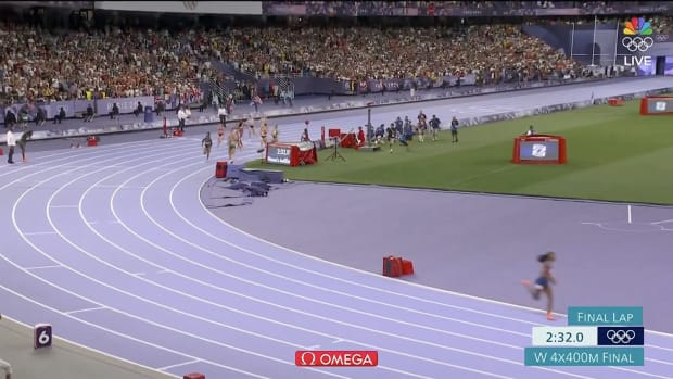 Team USA runs the 4X400