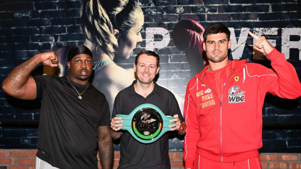 A new WBC International Heavyweight Champion will be crowned tonight 