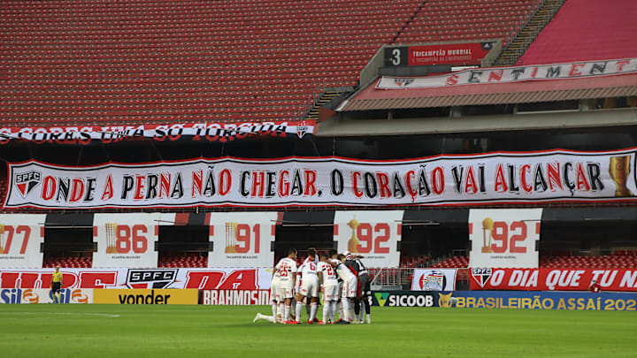 Torcida do São Paulo com faixa de frase de Crespo
